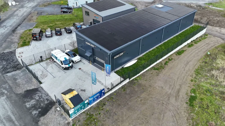 Luftaufnahme der Solaranlage auf dem Firmengebäude der Honczek GmbH in Wetter (Ruhr)