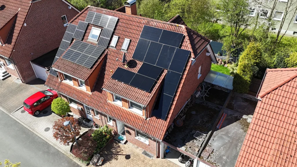 Drohnen-Aufnahme der Photovoltaikanlage auf dem Dach des Kunden
