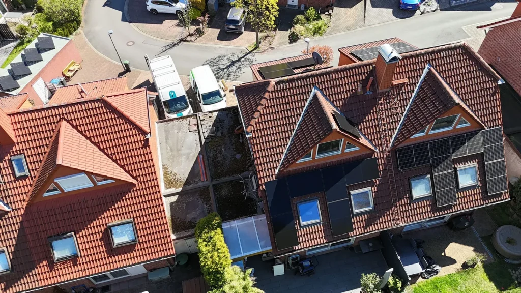 Drohnen-Aufnahme der Photovoltaikanlage auf dem Dach des Kunden