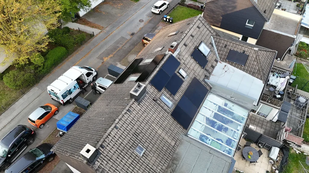 Drohnen-Aufnahme der Solar-Anlage auf dem Dach des Kunden
