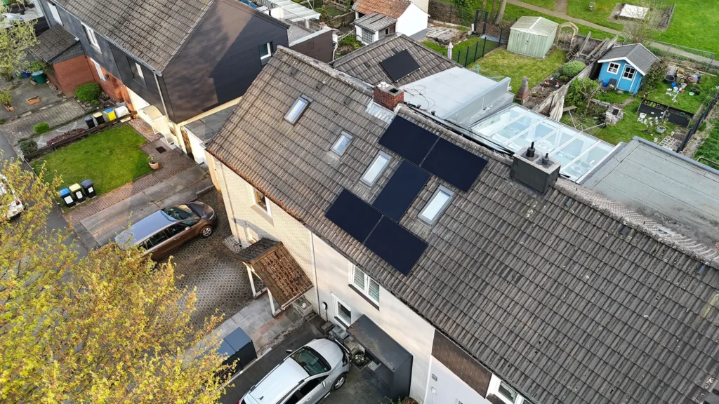 Drohnen-Aufnahme der Photovoltaikanlage auf dem Dach des Kunden