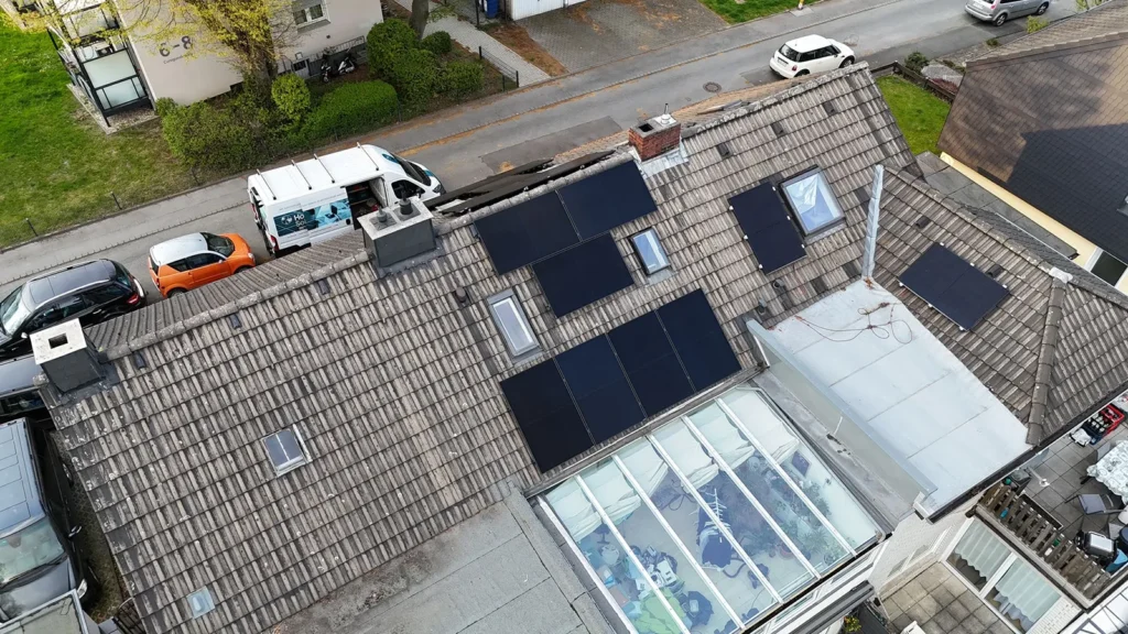 Drohnen-Aufnahme der Solar-Anlage auf dem Dach des Kunden