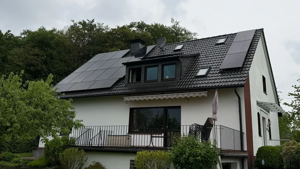 Drohnen-Aufnahme der Photovoltaikanlage auf dem Dach des Kunden