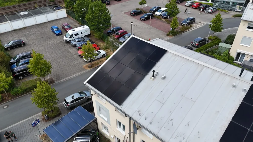 Drohnen-Aufnahme der Photovoltaikanlage auf dem Dach des Kunden