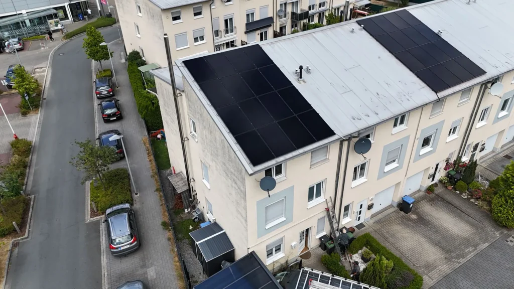 Drohnen-Aufnahme der Photovoltaikanlage auf dem Dach des Kunden