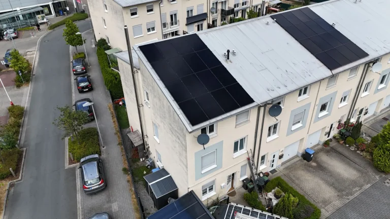 Drohnen-Aufnahme der Photovoltaikanlage auf dem Dach des Kunden