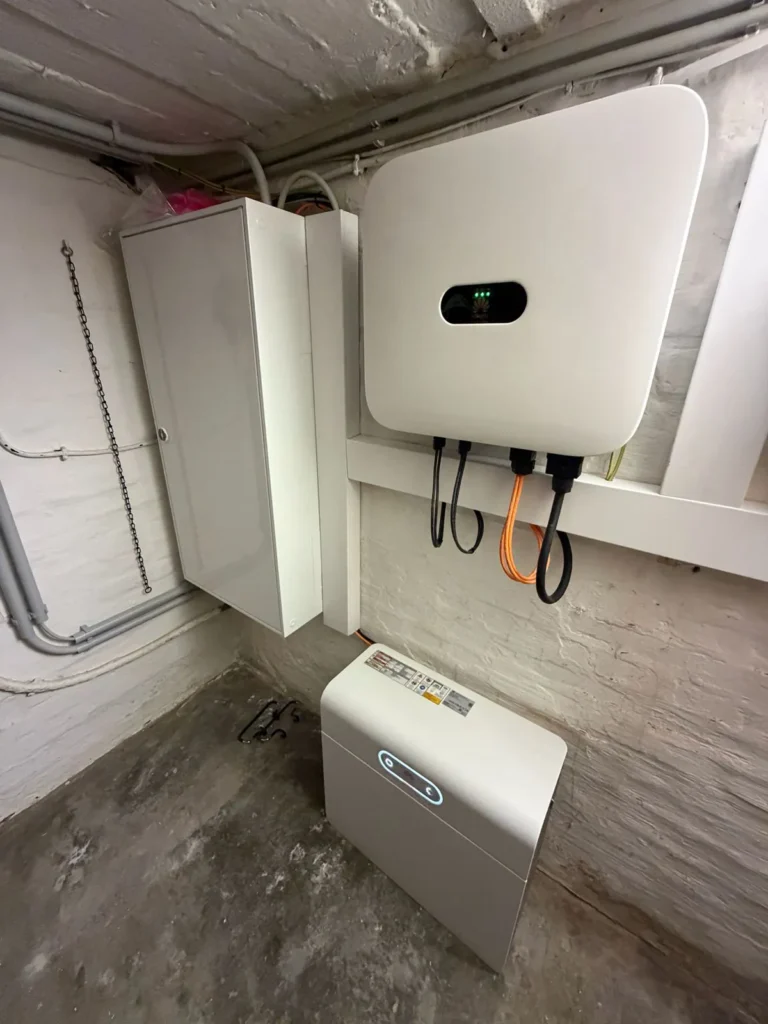 Aufnahme des neuen Zählerschranks und der PV-Steuereinheit im Keller des Kunden
