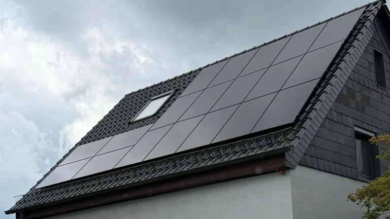 Aufnahme vom Dach des Kunden mit darauf montierter PV-Anlage