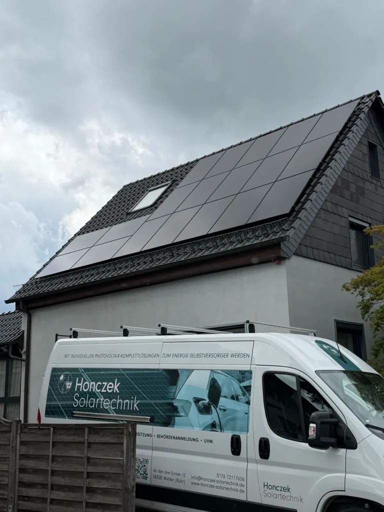 Aufnahme vom Dach des Kunden mit darauf montierter PV-Anlage