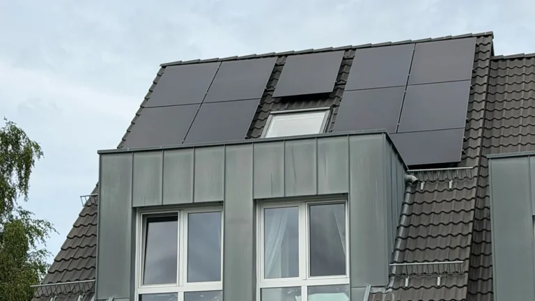 Aufnahme vom Dach des Kunden mit darauf montierter Photovoltaik-Anlage
