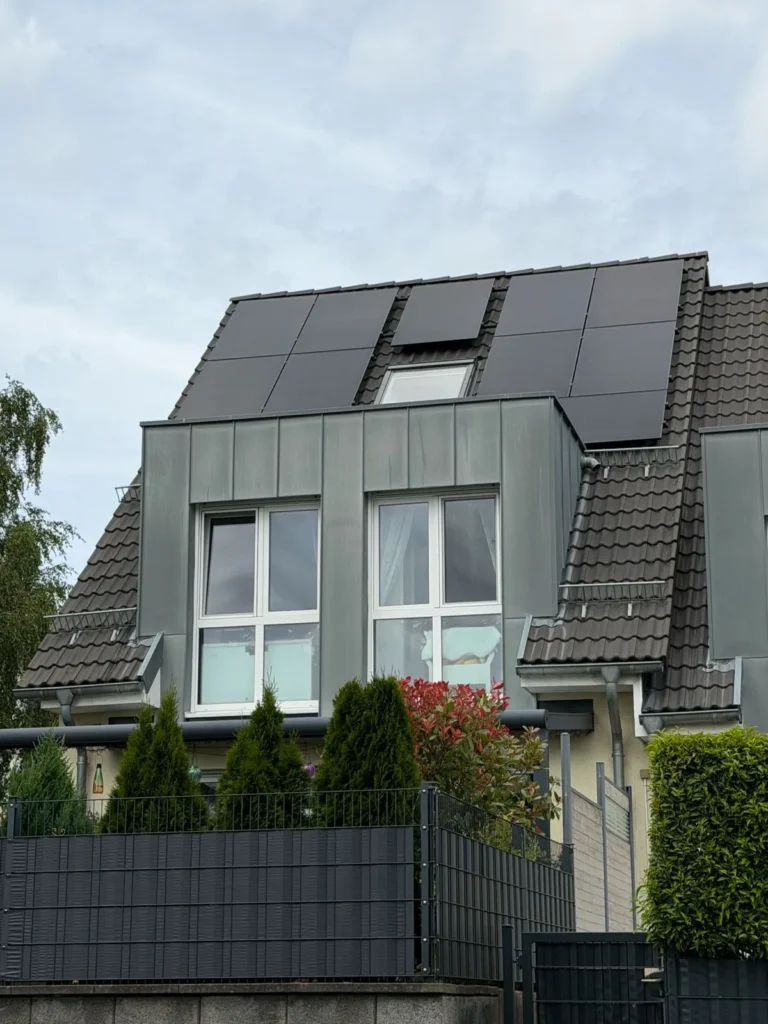 Aufnahme vom Dach des Kunden mit darauf montierter PV-Anlage