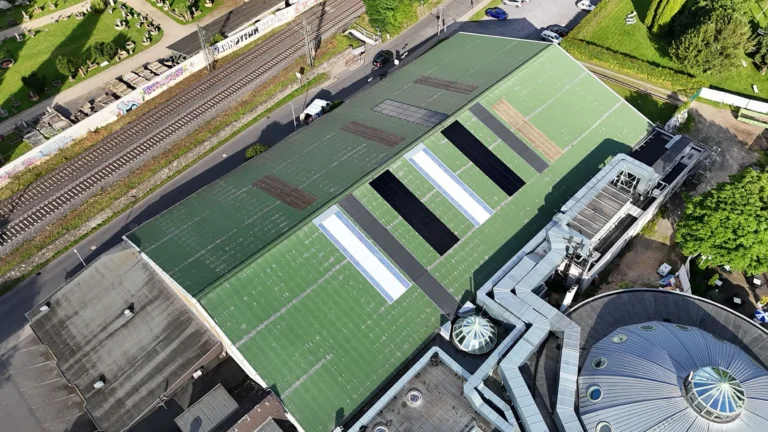 Draufsicht auf die neue PV-Großanlage