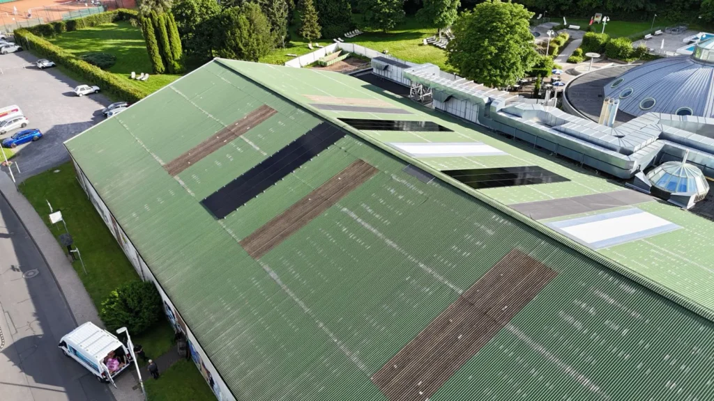 Aufnahme vom Dach des Kunden mit darauf montierter PV-Anlage