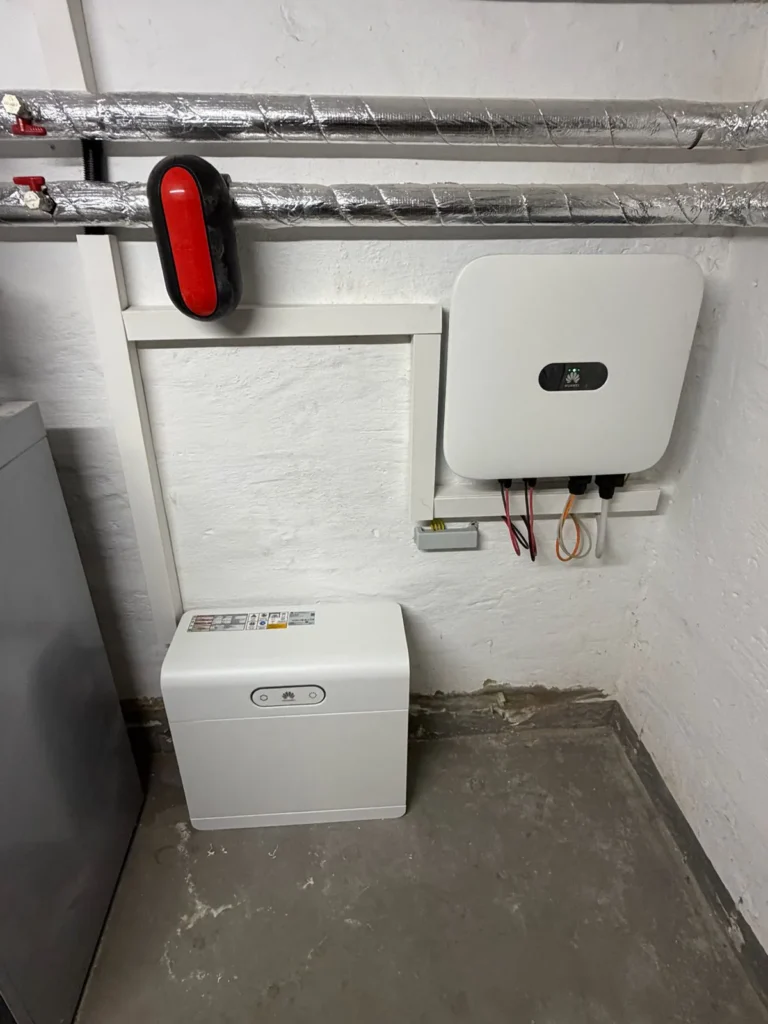 Aufnahme des neuen Zählerschranks und der PV-Steuereinheit im Keller des Kunden