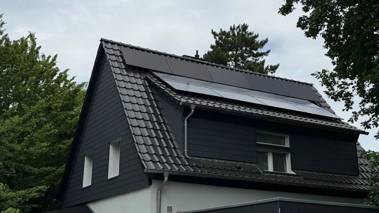 Solaranlage für ein Einfamilienhaus – Ansicht des Hauses mit PV-Anlage von der Straße aus