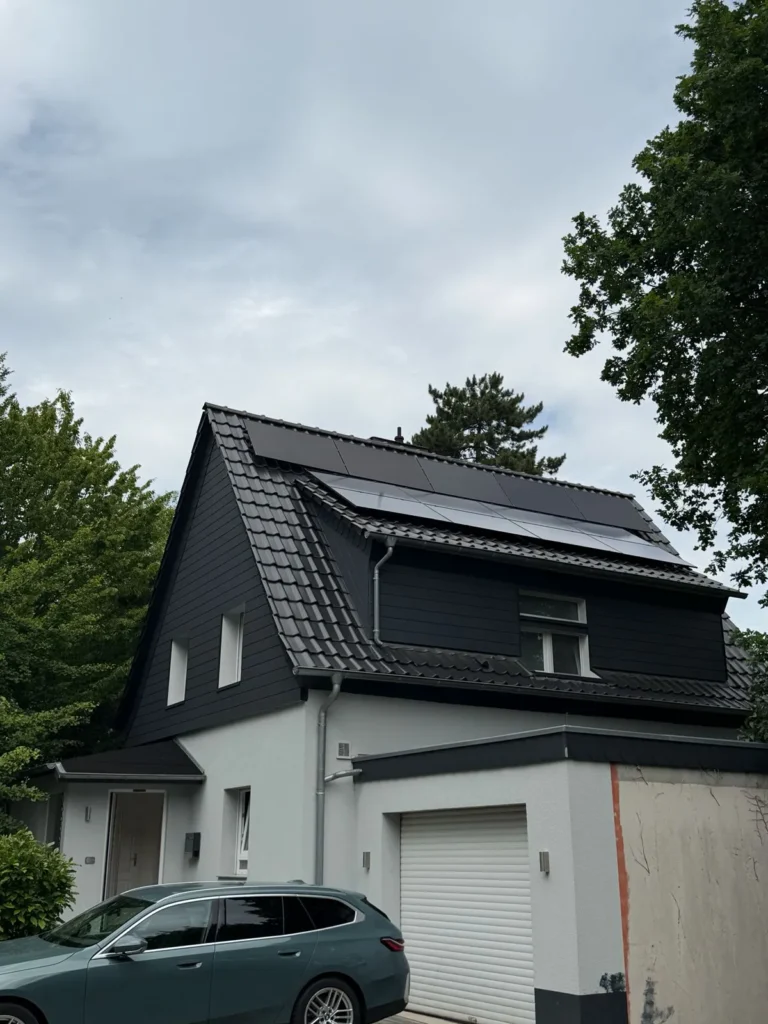 Aufnahme vom Dach des Kunden mit darauf montierter PV-Anlage