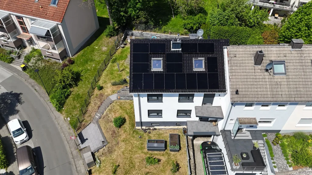 Drohnen-Aufnahme der Photovoltaikanlage auf dem Dach des Kunden mit integriertem Batteriespeicher