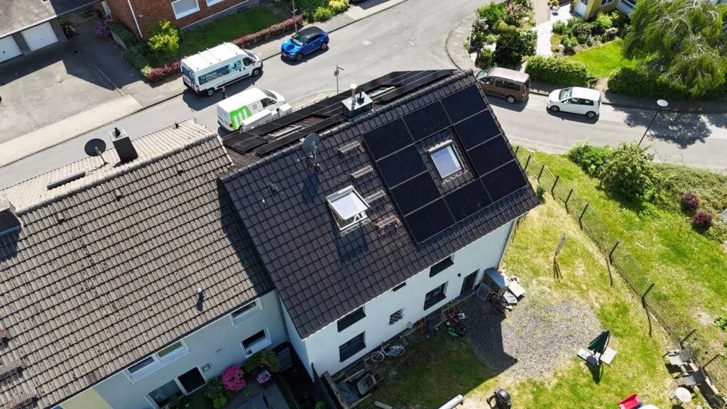 Aufnahme vom Dach des Kunden mit darauf montierter PV-Anlage