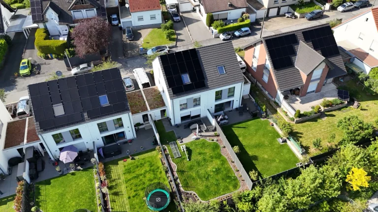 Drohnen-Aufnahme des Dachs vom Kunden mit der neuen Photovoltaikanlage mit Wallbox