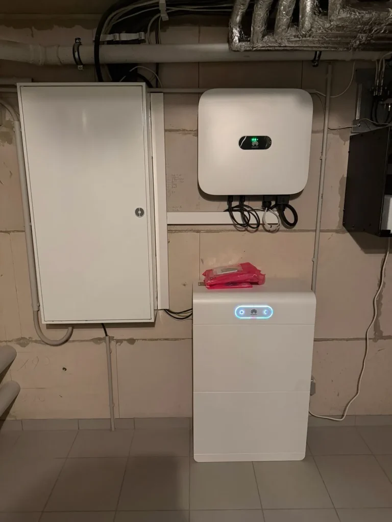 Aufnahme des neuen Zählerschranks und der PV-Steuereinheit im Keller des Kunden
