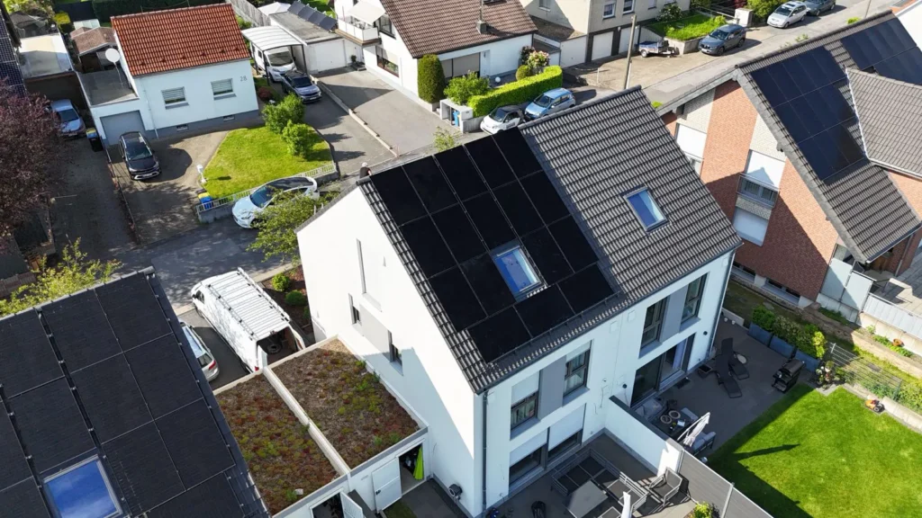 Drohnen-Aufnahme des Dachs vom Kunden mit der neuen Photovoltaikanlage mit Wallbox