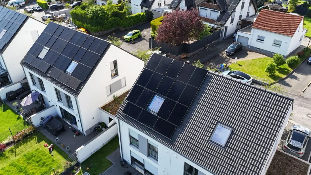 Drohnen-Aufnahme des Dachs vom Kunden mit der neuen Photovoltaikanlage mit Wallbox