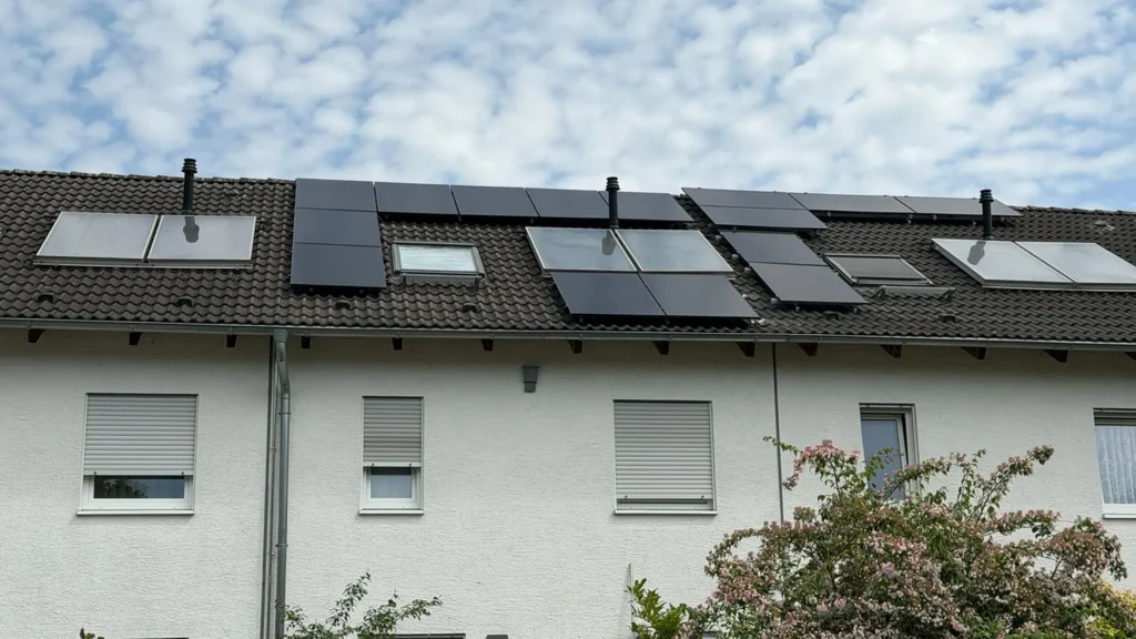 Ansicht des Gebäudes vom Kunden, der Photovoltaik, Speicher + Wallbox erhalten hat