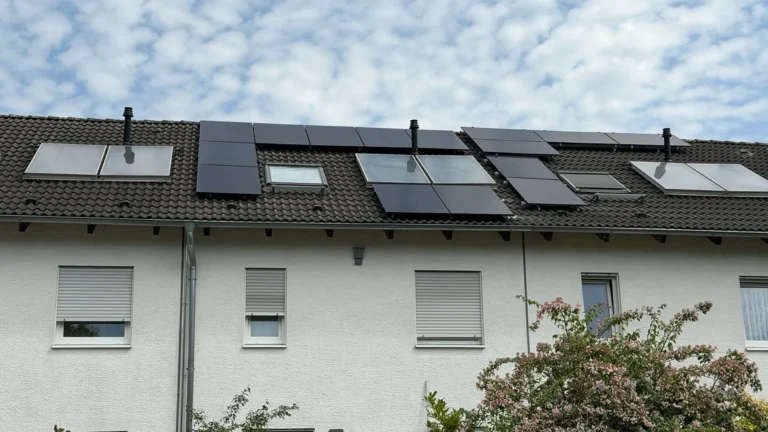 Ansicht des Gebäudes vom Kunden, der Photovoltaik, Speicher + Wallbox erhalten hat