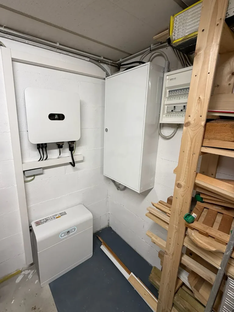 Aufnahme der neuen PV-Steuereinheit und Batteriespeicher sowie neuem Zählerschrank