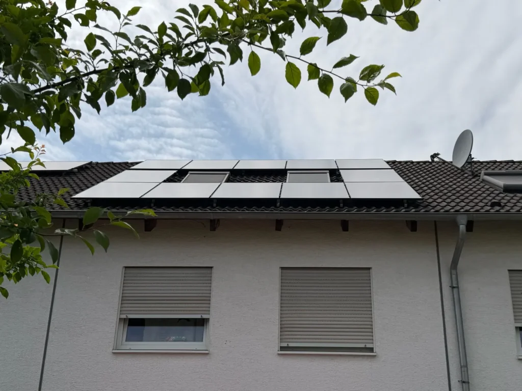 Aufnahme vom Dach des Kunden mit darauf montierter PV-Anlage