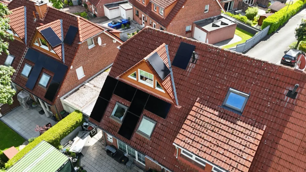 Drohnenaufnahme des Dachs vom Kunden mit der PV-Anlage