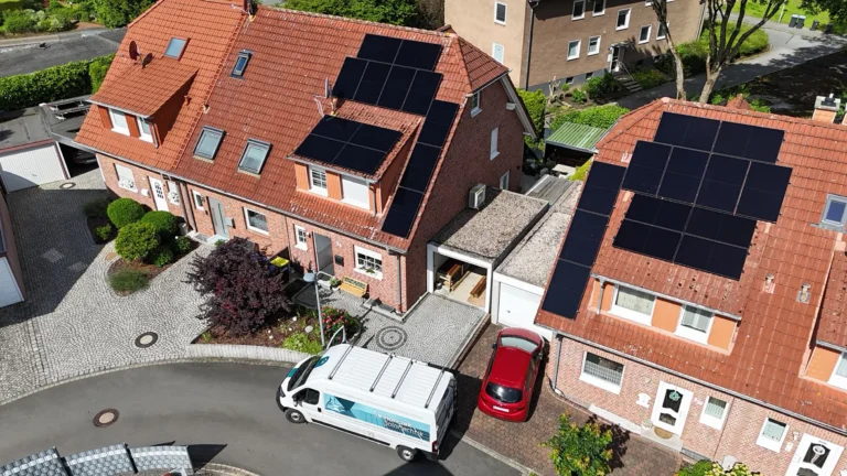 Drohnenaufnahme des Dachs vom Kunden mit der PV-Anlage