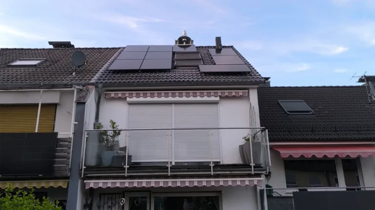 Aufnahme des Kundendachs mit der neuen Photovoltaikanlage mit Ersatzstrom