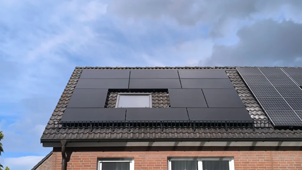 Dachansicht vom Haus des Kunden mit Photovoltaikanlage mit Batteriespeicher und Ersatzstrom