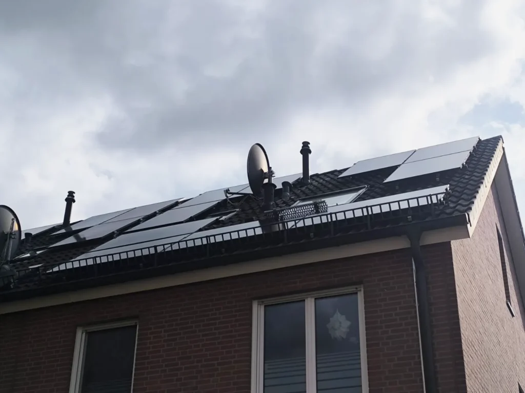 Aufnahme vom Dach des Kunden mit darauf montierter PV-Anlage