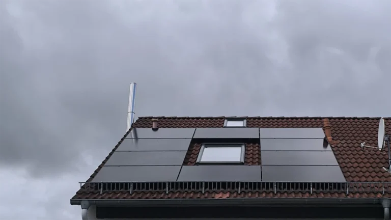 Aufnahme vom Dach des Kunden der eine Photovoltaikanlage mit Wallbox zur Nutzung seines Solarstroms erhalten hat