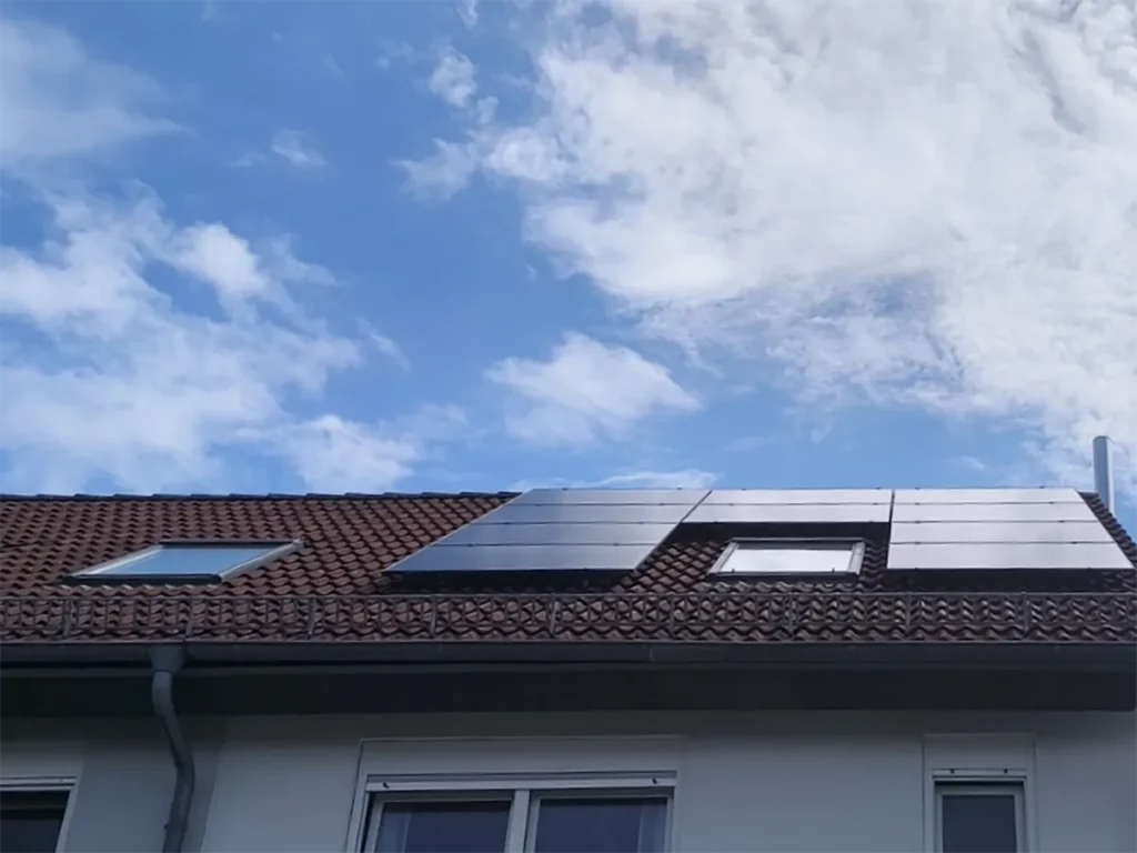 Aufnahme vom Dach des Kunden der eine Photovoltaikanlage mit Wallbox zur Nutzung seines Solarstroms erhalten hat