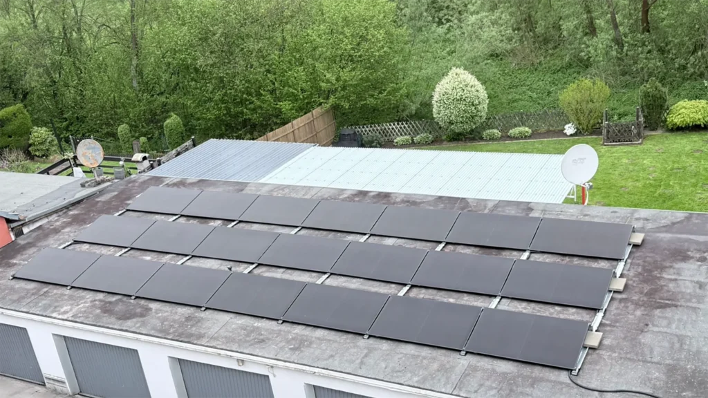 Elektroauto mit eigener Wallbox laden – das ist bei diesem Kunden mit seiner PV-Anlage auf dem Garagendach nun möglich