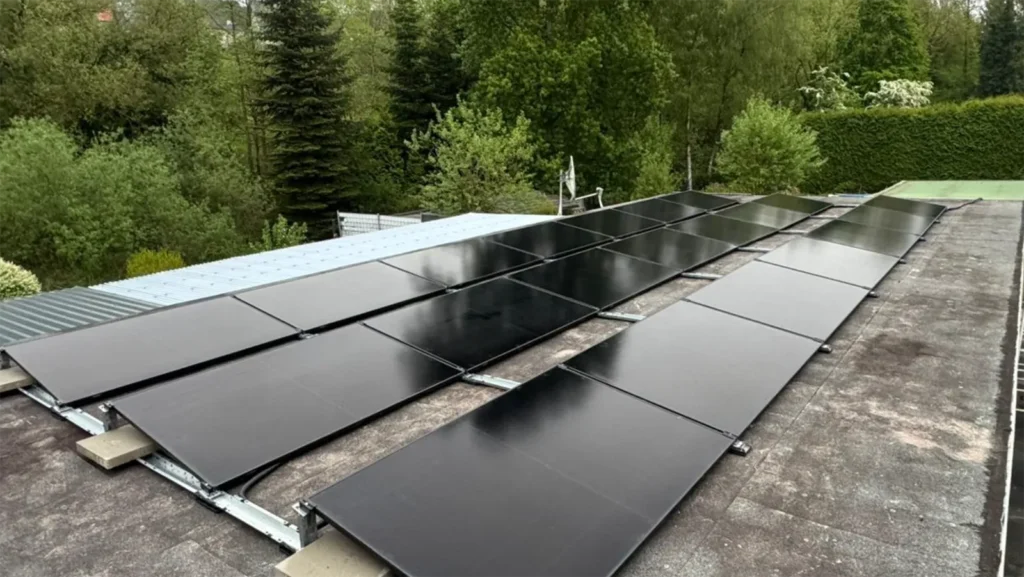 Elektroauto mit eigener Wallbox laden – das ist bei diesem Kunden mit seiner PV-Anlage auf dem Garagendach nun möglich