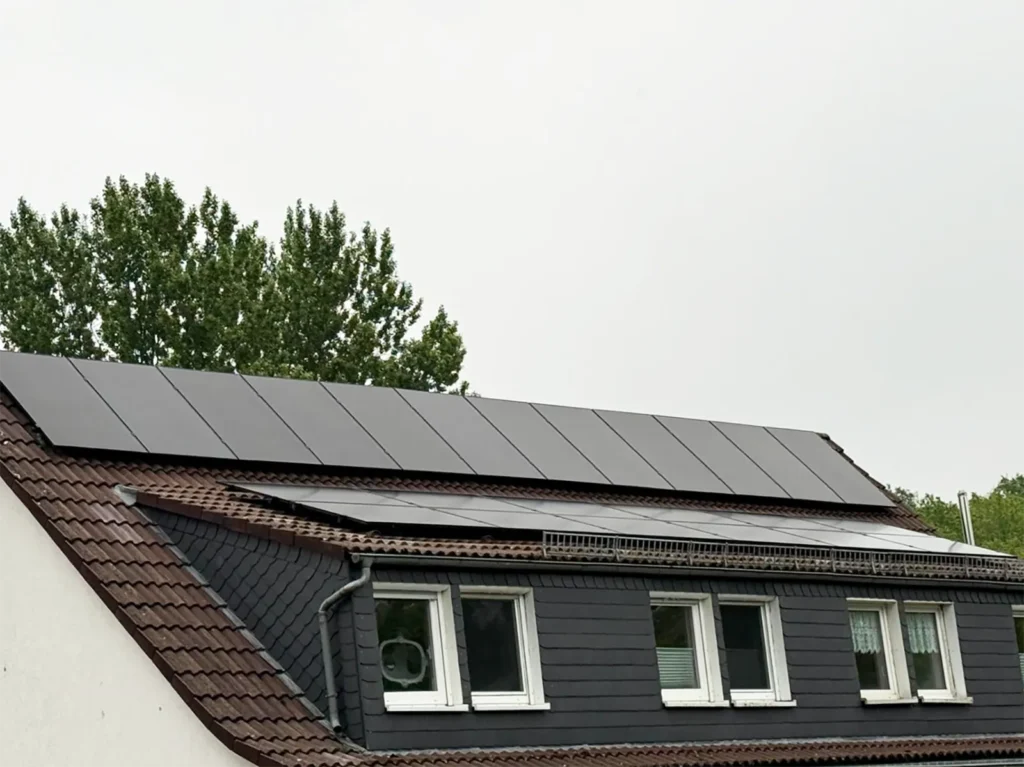 Aufnahme vom Dach des Kunden mit darauf montierter Photovoltaikanlage
