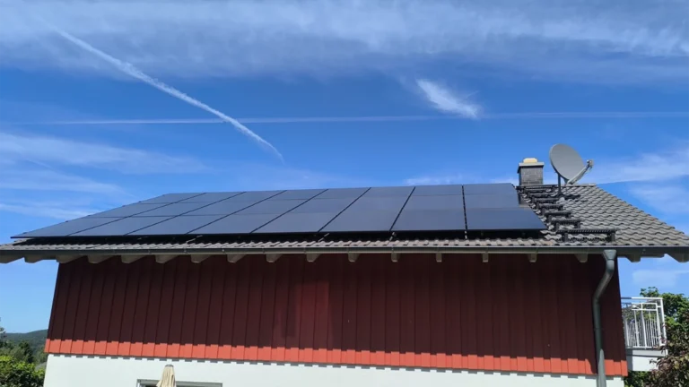 Aufnahme des Dachs der neuen Anlage beim Kunden mit Photovoltaik + Ersatzstrom
