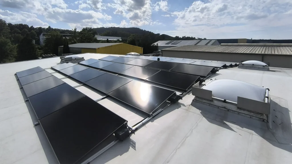 Aufnahme vom Dach des Kunden mit Photovoltaik mit Wallbox