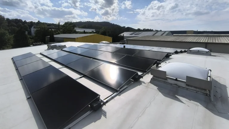 Aufnahme vom Dach des Kunden mit Photovoltaik mit Wallbox