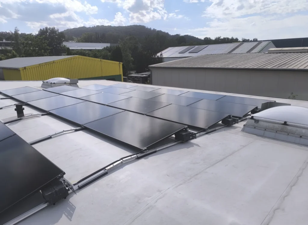 Aufnahme vom Dach des Kunden mit darauf montierter PV-Anlage