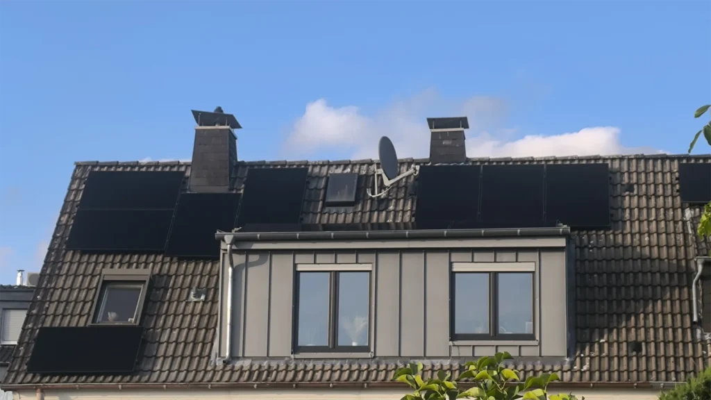 Aufnahme vom Dach des Kunden, darauf die neue Photovoltaikanlage mit Wallbox