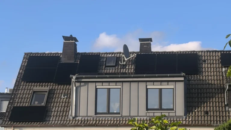 Aufnahme vom Dach des Kunden, darauf die neue Photovoltaikanlage mit Wallbox