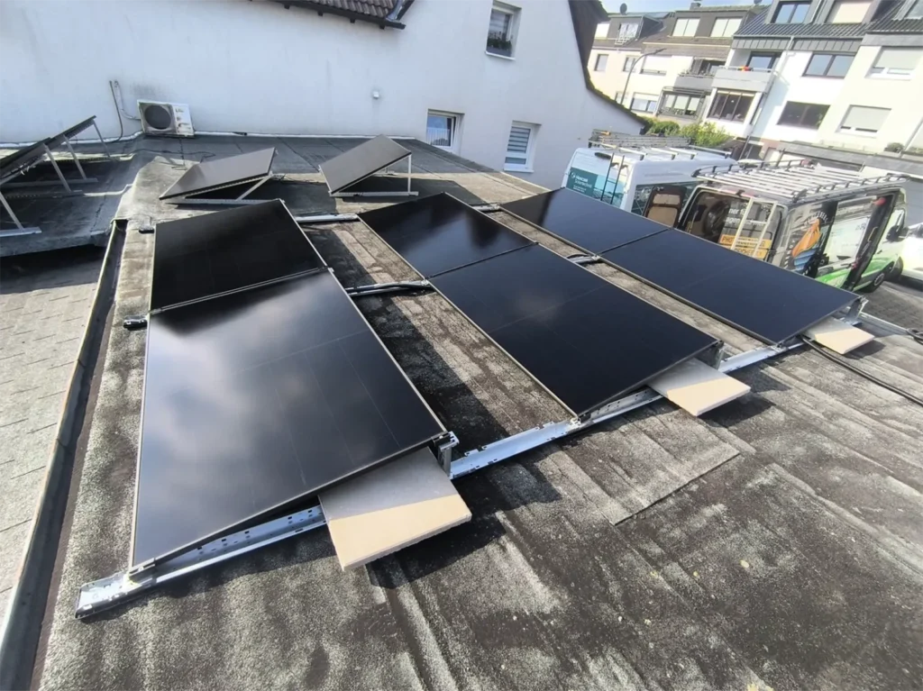 Aufnahme vom Dach des Kunden mit darauf montierter PV-Anlage