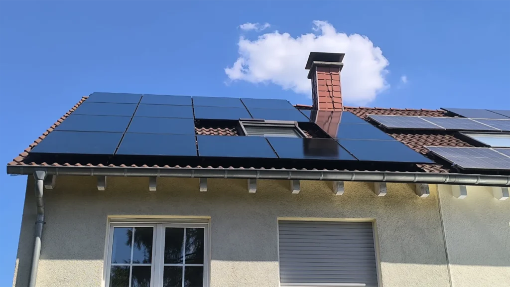 Ansicht des Kundendachs, darauf die PV-Anlage mit Wallbox und Notstrom