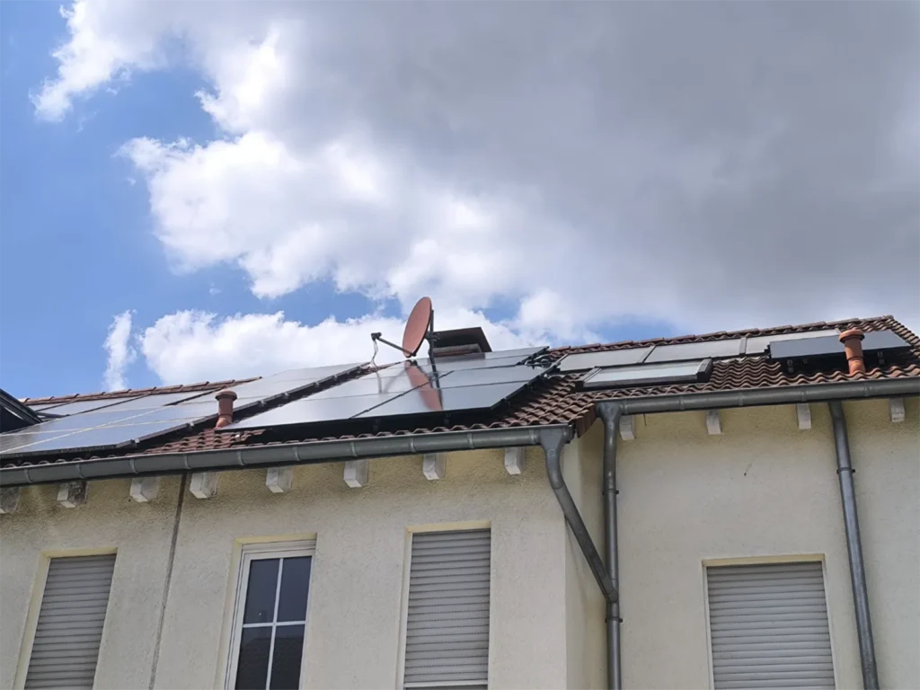 Ansicht des Kundendachs, darauf die PV-Anlage mit Wallbox und Notstrom