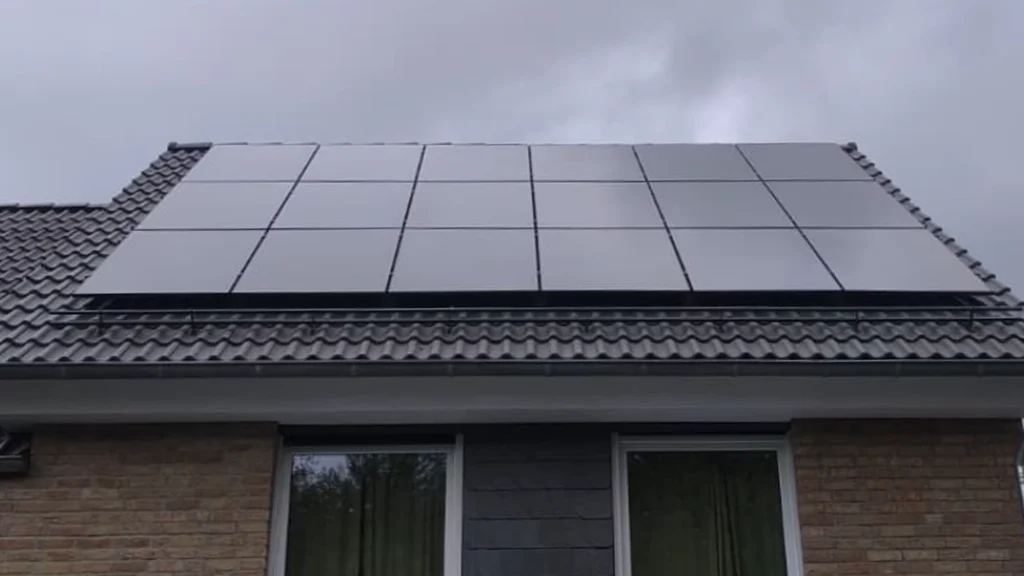 Aufnahme vom Dach des Kunden, darauf die neue Photovoltaikanlage mit Wallbox